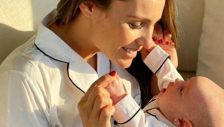 Pampita emocionó a todos al vestir a su hija con una prenda de Blanca