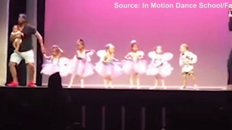 Un papá genial: se subió al escenario para ayudar a su hija con pánico escénico