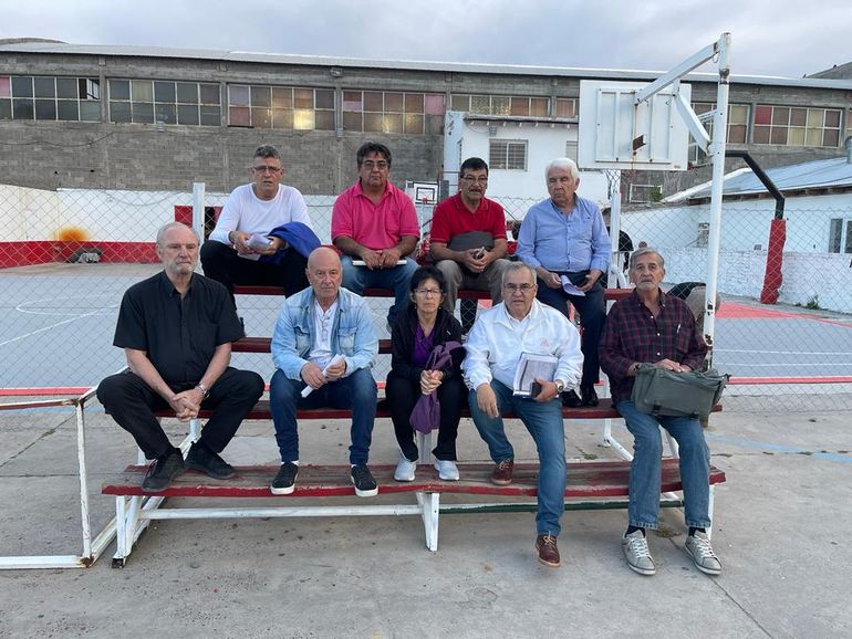 El domingo, día de la convocatoria por Persona Jurídica, los dirigentes de la lista opositora se presentaron y formalizaron la asamblea para la renovación de autoridades y ahora buscan el aval oficial. El domingo, día de la convocatoria por Persona Jurídica, los dirigentes de la lista opositora se presentaron y formalizaron la asamblea para la renovación de autoridades y ahora buscan el aval oficial.