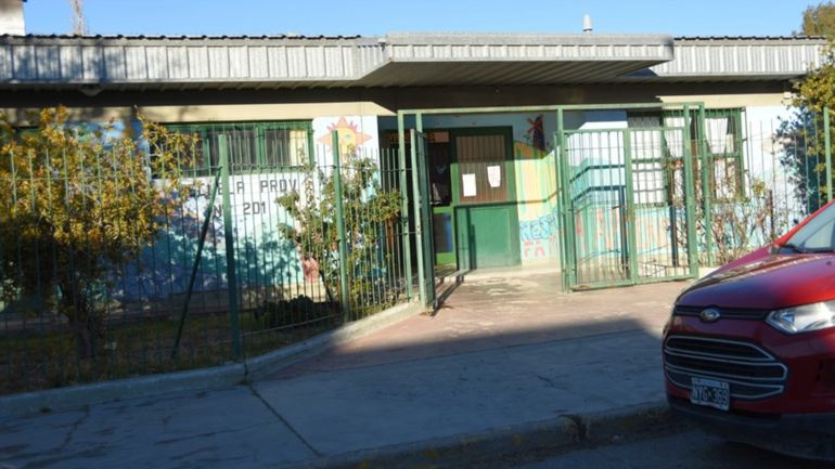 La maestra fue denunciada por padres de la Escuela Primaria Nº 201 de Trelew, en Chubut. La maestra fue denunciada por padres de la Escuela Primaria Nº 201 de Trelew, en Chubut.