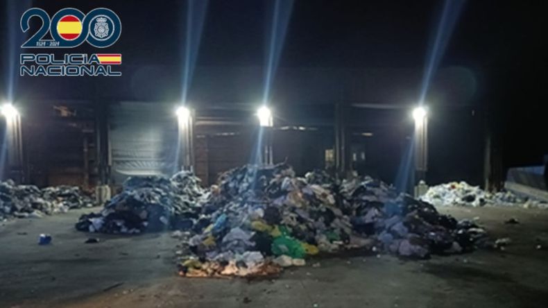 La mujer admitió que introdujo el bebé en una bolsa de basura y lo arrojó un contenedor.