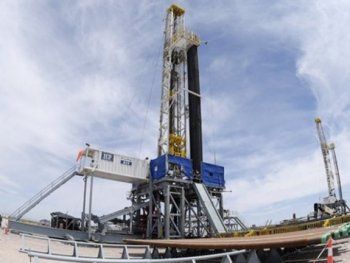 Una torre perforadora en La Amarga Chica, el proyecto de YPF y Petronas se consolida en Vaca Muerta.