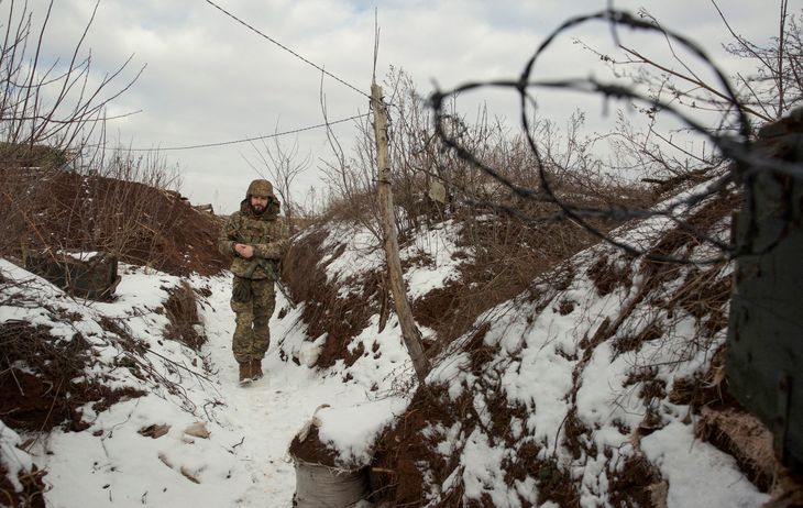 FOTO DE ARCHIVO: Un miembro de las fuerzas armadas ucranianas camina por una posición de combate en la línea de separación con las fuerzas rebeldes apoyadas por Rusia cerca de Horlivka, en la región