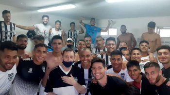 El Choly Alonso junto al plantel albinegro, en su cumpleaños 70. El Choly Alonso junto al plantel albinegro, en su cumpleaños 70.