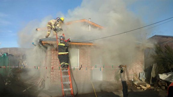 Un incendio en una toma movilizó a Junín de los Andes