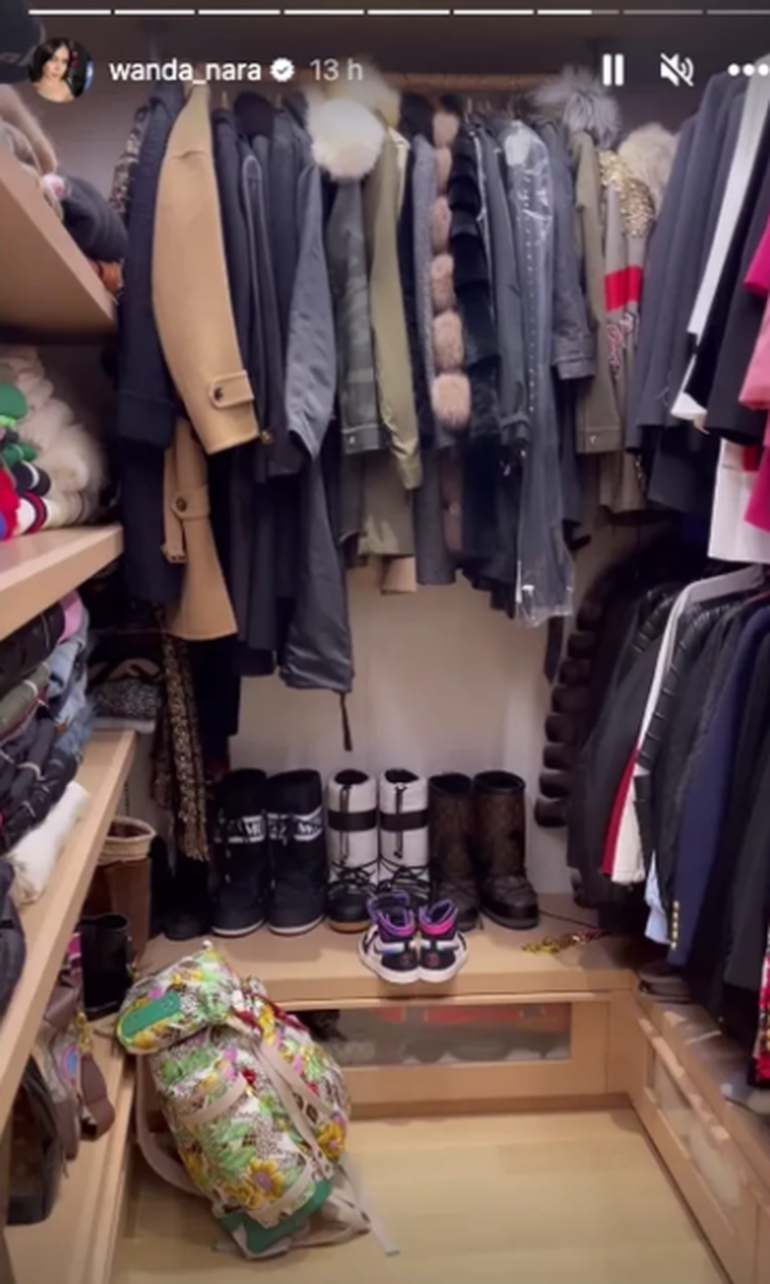 El vestidor tiene un sector diferenciado para los abrigos. El vestidor tiene un sector diferenciado para los abrigos.