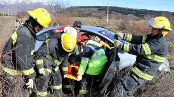 una mujer herida tras despistarse y chocar un alambrado