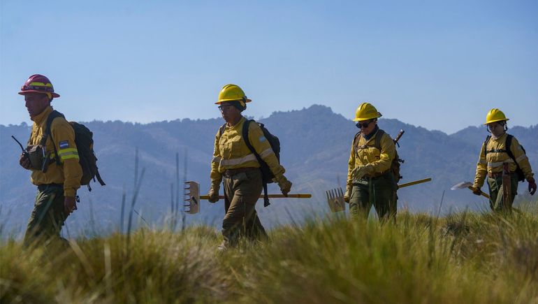 Brigadistas de Neuquén combaten contra el fuego en Río Negro