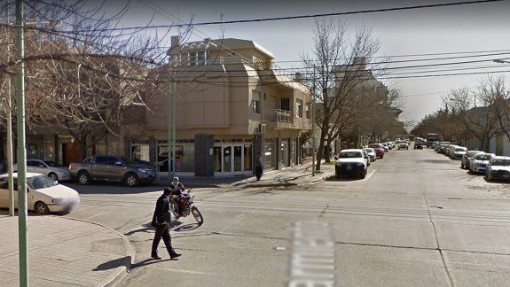 Le chocó el auto y después la agarró a trompadas