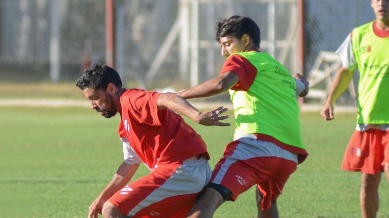 El volante ex Boca se quedó en Neuquén por una lesión muscular.