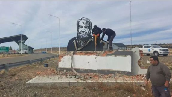 Empleados de Vialidad Nacional destruyendo el monumento de Osvaldo Bayer, inaugurado el 24 de marzo de 2024 en el acceso a la capital de Santa Cruz.&nbsp;