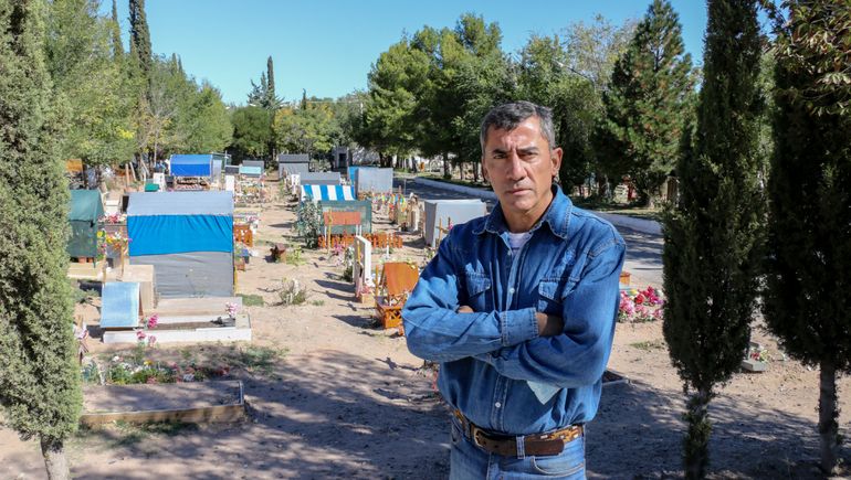 El sepulturero de los muertos sin adiós: Terminaba un entierro y ya había que preparar otra fosa