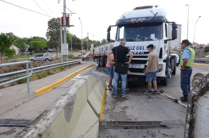 Susto con un camión en la entrada del barrio Mercantiles: qué pasó