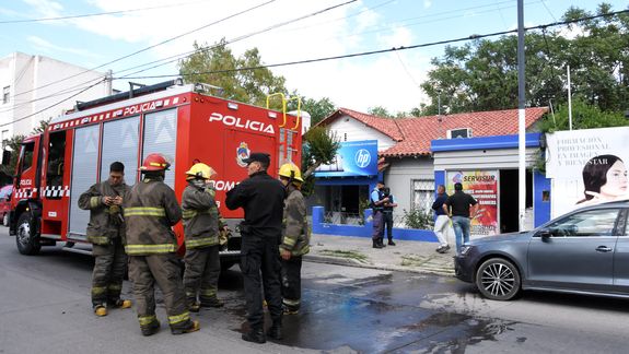 Quemaron maderas viejas y casi provocan un grave incendio