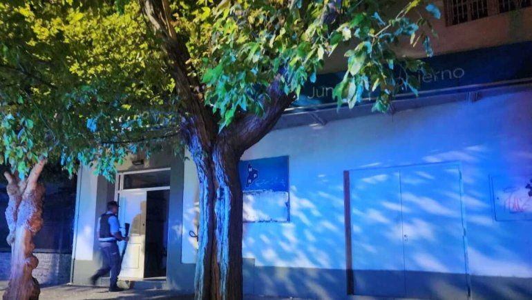 Tercer ataque a la junta de gobierno del MPN en dos meses, rompieron vidrios y la puerta