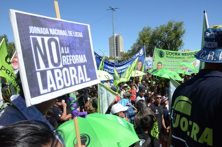 En 10 imágenes: así fue la marcha contra la reforma laboral en Neuquén