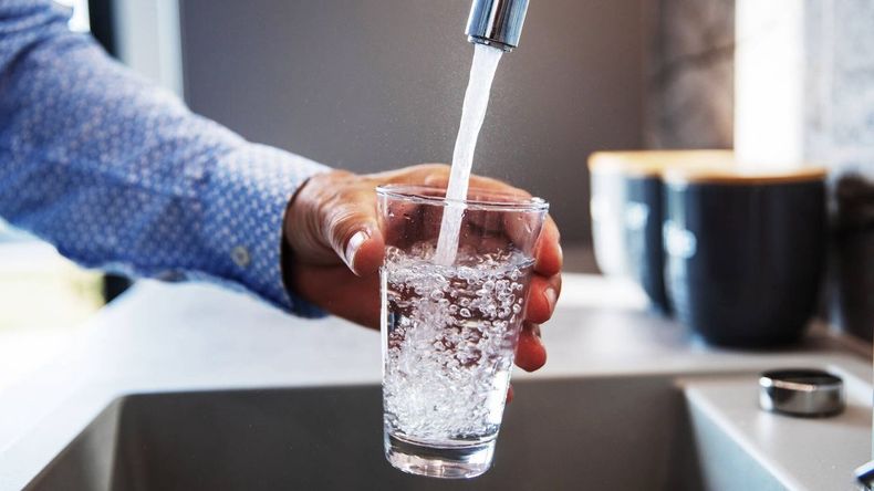 Qué significa que aparezcan burbujas en tu vaso: esto es lo que esconde este fenómeno | LM Neuquen Qué significa que aparezcan burbujas en tu vaso: esto es lo que esconde este fenómeno