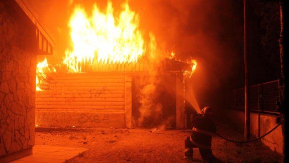 Un incendio destruyó el depósito de un colegio