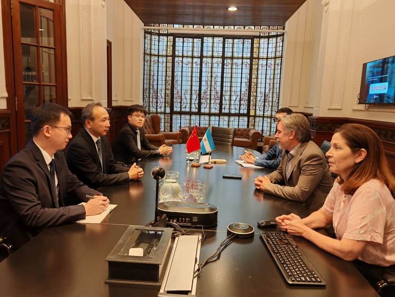 El embajador de China en la Argentina, Wang Wei, se reunió con las autoridades de la Cruz Roja para entregar auda humanitaria a los damnificados por el temporal en Bahía Blanca.