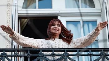 La exmandataria tuvo que ser sometida a una cirugía debido a un cuadro de apendicitis y peritonitis. La exmandataria tuvo que ser sometida a una cirugía debido a un cuadro de apendicitis y peritonitis.