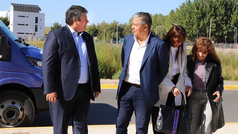 Mariano Gaido acompaña a Rolando Figueroa en la defensa de la Neuquinidad