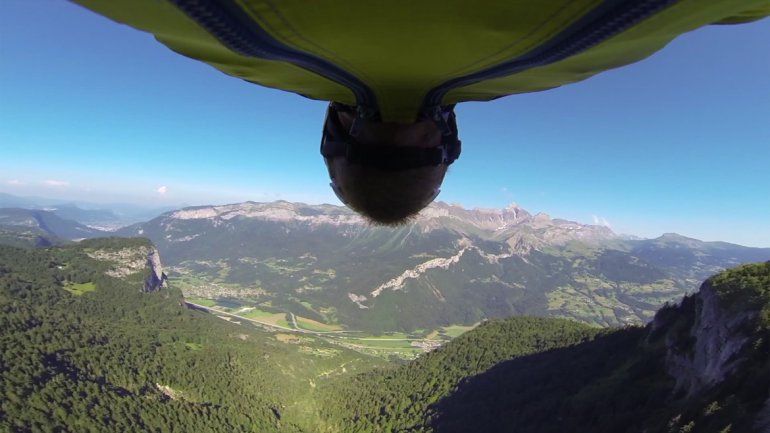 Paracaidista logra increíble salto al vacío