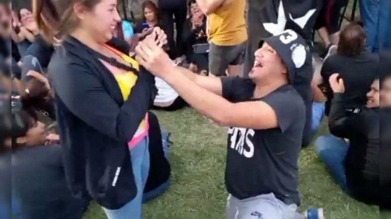 Se conocieron en el pogo de un recital y le propuso casamiento en la previa de La Renga