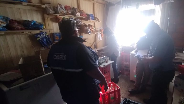 Además de comercializar pirotecnia de forma ilegal, también funcionaba una despensa clandestina en el lugar. Además de comercializar pirotecnia de forma ilegal, también funcionaba una despensa clandestina en el lugar.