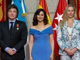 El Presidente Milei -ya condecorado- junto a Díaz Ayuzo y su inseparable hermana Karina.