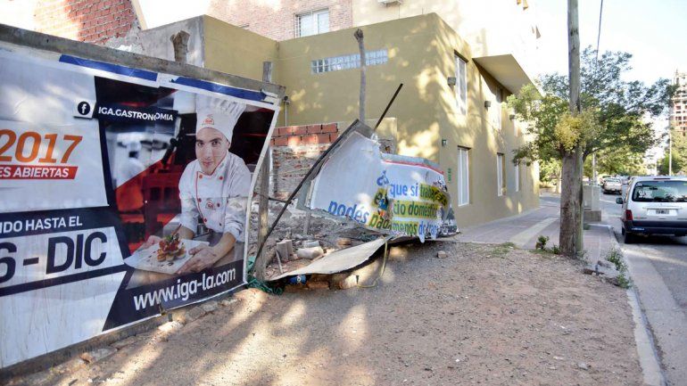 Arrancó postes y árboles y destruyó carteles y hasta algunos techos.
