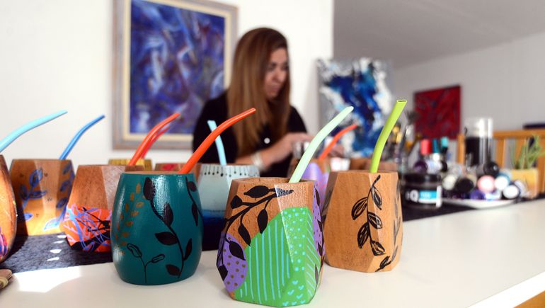 Antonella hace mates a pedido y a veces en serie. Cada uno le lleva como mínimo 15 días, en un proceso de secado de laca, y packaging. Resalta la calidad de los materiales.