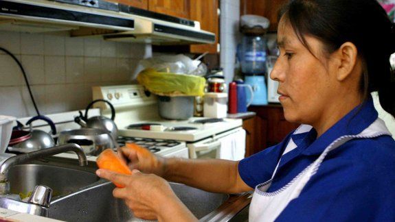 Las mujeres trabajan el doble en tareas del hogar que los hombres