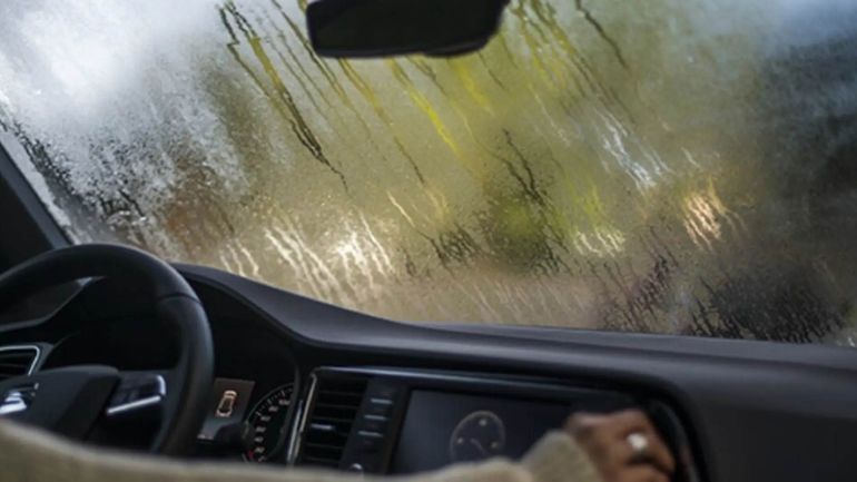 Los simples trucos para desempañar los vidrios del auto sin usar el aire acondicionado