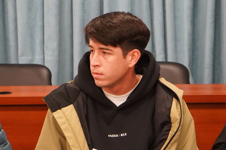 Leandro Torres era ayudante de primera en la UNCo, cuando la facultad se enteró de su participación en la estafa le inició un sumario y él renunció. Leandro Torres era ayudante de primera en la UNCo, cuando la facultad se enteró de su participación en la estafa le inició un sumario y él renunció.