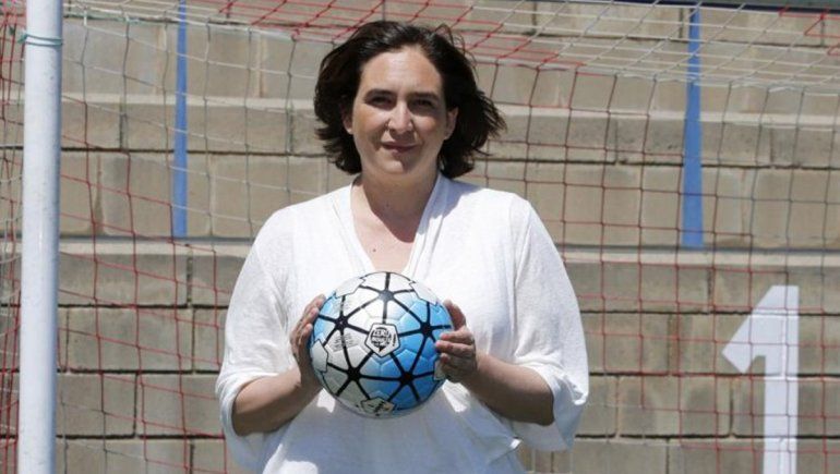 Hasta la alcadesa de Barcelona le ruega a Messi que no los abandone