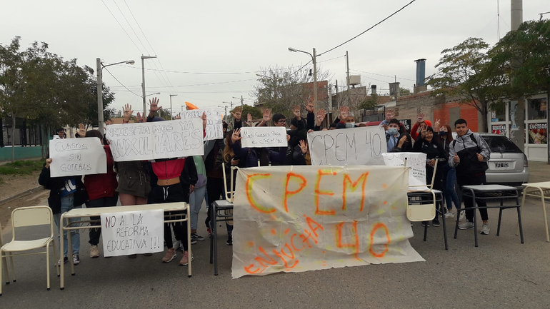 Por falta de aulas, alumnos del CPEM 40 tienen clases en la Comisión Vecinal