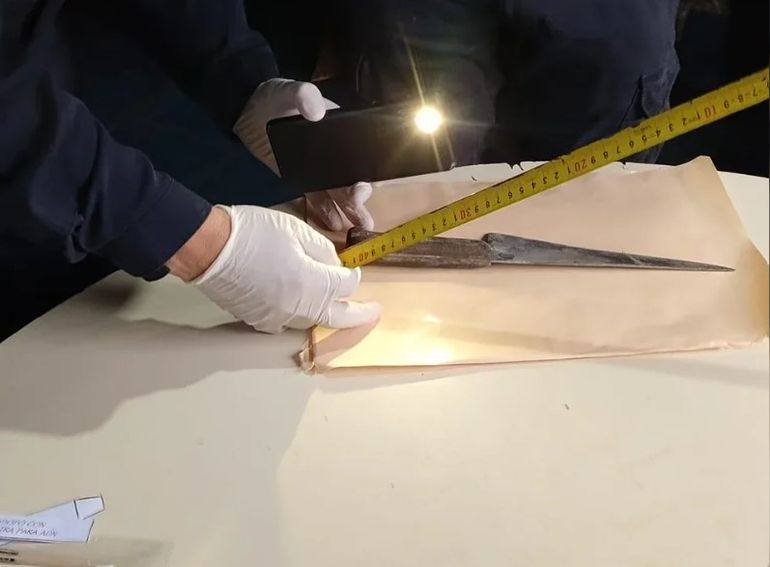 La supuesta arma homicida que Manzanita Navarrete habría usado en el brutal ataque que le costó la vida a José María Hernández, en Chubut. La supuesta arma homicida que Manzanita Navarrete habría usado en el brutal ataque que le costó la vida a José María Hernández, en Chubut. 