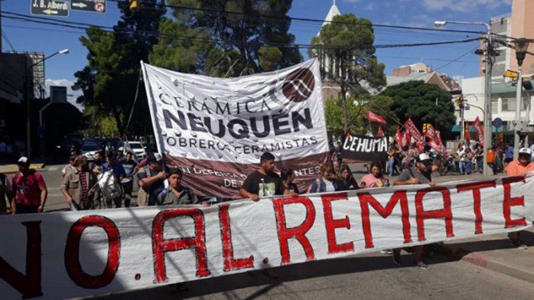 Remate de la Cerámica Neuquén: No nos vamos a ir de la fábrica, la compre quien la compre