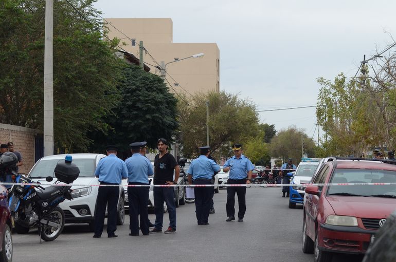 Un policía mató a un joven de un disparo en el centro neuquino: investigan las causas