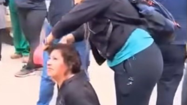 La mujer argentina que fue atacada por otras personas tras ser sorprendida robando.