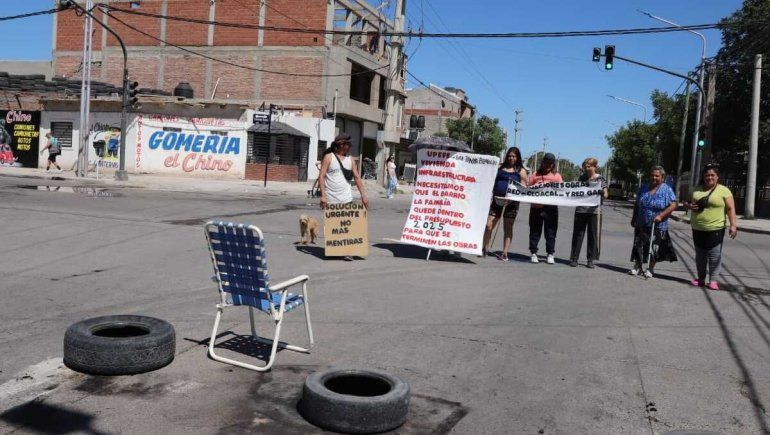 Vecinos hartos reclamaron con un corte de calle en Toma La Familia: No tenemos agua, gas ni cloacas