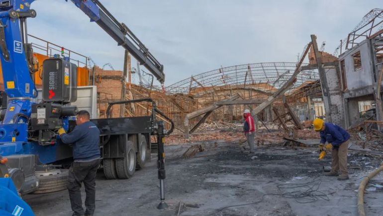Ya están demoliendo el galpón lindante a la Escuela 207