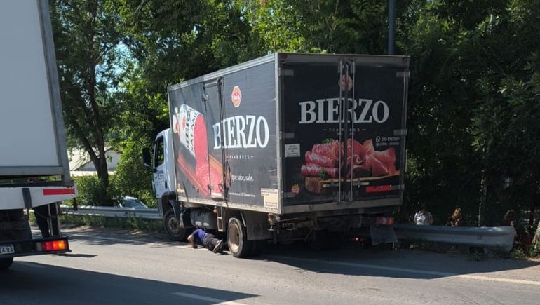 El camión repartidor a la vera de la Ruta 22. El camión repartidor a la vera de la Ruta 22.