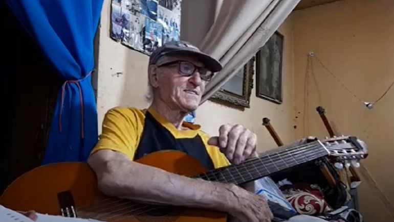 José Santamatrina, guitarrista histórico de Centenario, falleció el lunes pasado y en la Fiesta del Pionero le rendirán homenaje con el nombre del escenario mayor. José Santamatrina, guitarrista histórico de Centenario, falleció el lunes pasado y en la Fiesta del Pionero le rendirán homenaje con el nombre del escenario mayor.