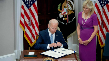 Biden firmó una nueva ley que regula el uso de armas
