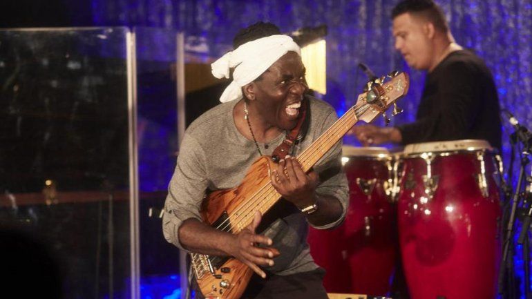 A los 15 años el músico escuchó a Jaco Pastorius y se enamoró de su forma de tocar el bajo.