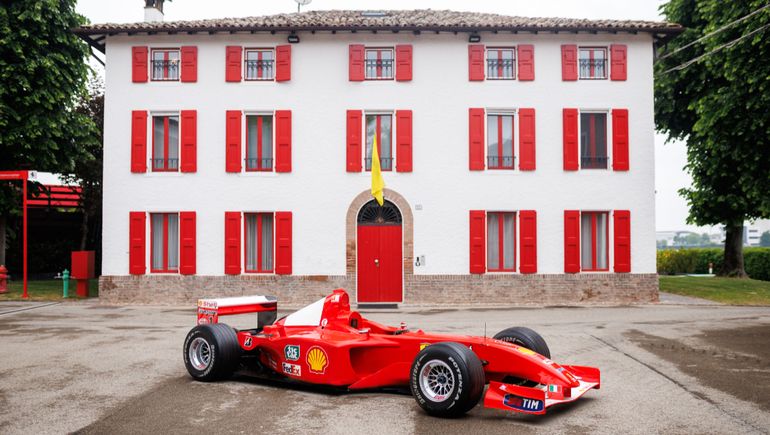 Inconfundible: el chasis 211 posa en la puerta de la icónica casa de Enzo Ferrari, en Maranello. Inconfundible: el chasis 211 posa en la puerta de la icónica casa de Enzo Ferrari, en Maranello.