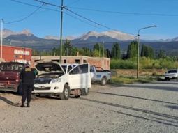 El adolescente perdió el control de la camioneta que manejaba, una Chevrolet C20 Deluxe, y provocó un desastre en Trevelin, Chubut. El adolescente perdió el control de la camioneta que manejaba, una Chevrolet C20 Deluxe, y provocó un desastre en Trevelin, Chubut.