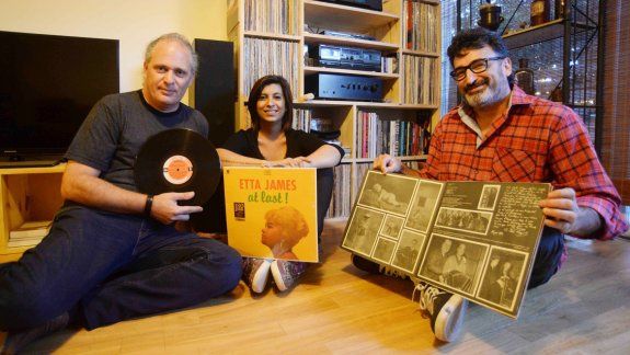 Alejandro Carpo, Sabrina Salto y Rubén Rodríguez, miembros del Club del Vinilo de Neuquén y Alto Valle, para quienes los viejos discos y sus sonidos análogos son incomparables.&nbsp;
