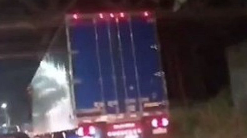 El camión quedó atascado en el puente de la ruta 151.&nbsp;